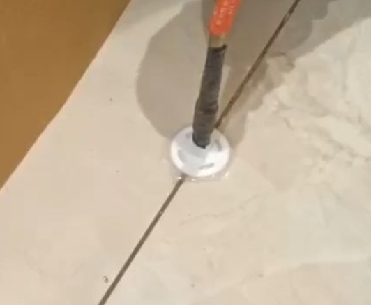汉中市瓷砖空鼓维修公司专业解答瓷砖在铺贴过程中，如果没有涂抹均匀到位的粘结材料（如水泥砂浆或瓷砖胶），可能会导致以下问题