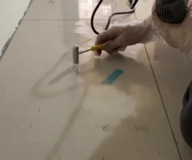 汉中市瓷砖开裂维修公司专业分享瓷砖在铺贴前如果没有沥干水分，将会导致以下问题
