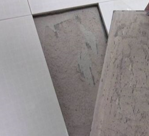 汉中市瓷砖空鼓维修公司分享瓷砖铺贴时如果打浆（即涂抹在瓷砖背面和基层上的砂浆或瓷砖胶）过少，会带来以下问题